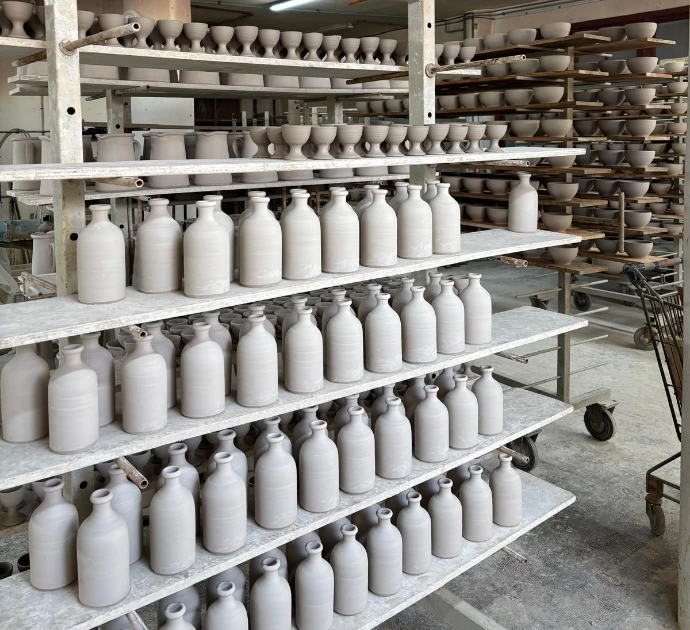Pièces en céramique artisanale fabriquées à la main dans l’atelier CéramiKa à Vallauris.